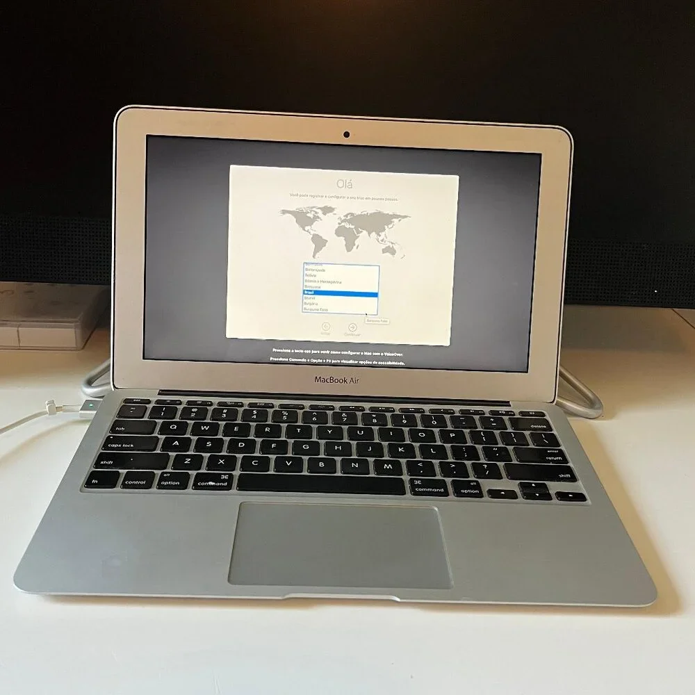 Apple MacBook Air (11-inch, Mid 2012) 1.7 GHz Intel Core i5 4 GV Laptop Silver